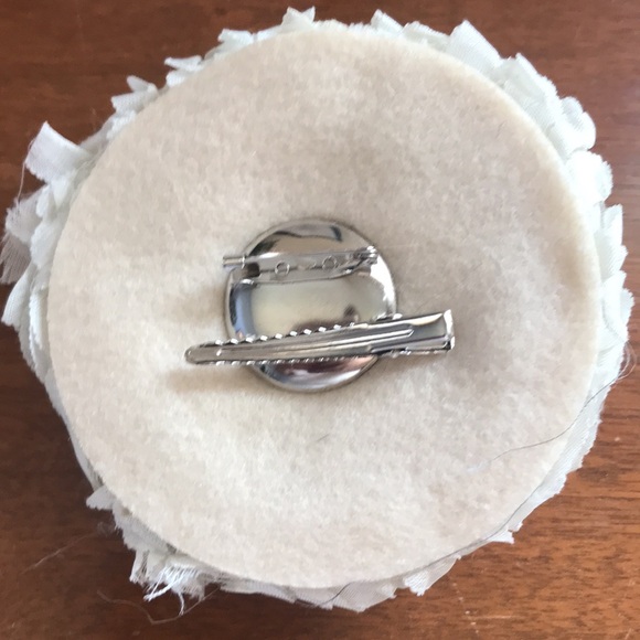 Ruff edged floral brooch in EUC 🌻 - Picture 5 of 7